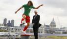 In London wurde heute ein Denkmal für den Fußball eingeweiht. Die Figur, die in den Ateliers von Madame Tussauds entworfen wurde, ist eine Kombination der Körperteile von zehn Weltklassespielern. Ein Star-Trainer war auch dabei:Sven Göran Eriksson, zurzeit Nationaltrainer der Elfenbeinküste. Er ist allerdings echt. Foto: ap