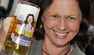 Ilse Aigner (CSU) übernahm als Zweitjüngste im Kabinett das Amt der Agrar- und Verbraucherschutzministerin von Horst Seehofer im fliegenden Wechsel. Doch die Oberbayerin blieb im Schatten des bayerischen Ministerpräsidenten. Beim Genmais-Anbauverbot stellte sie sich gegen die CDU, das Auslaufen der Milchquotenregelung in der EU 2014 konnte sie nicht verhindern. Doch sie erreichte, dass die Direktzahlungen an die Bauern weniger stark gekürzt werden. Eines ihrer Steckenpferde ist der Schutz von Bankkunden. Neue Amtszeit: wahrscheinlich. Foto: ap