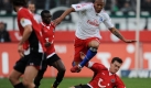 Hannovers Constant Djakpa (l) und Hanno Balitsch (r) im Einsatz gegen Jerome Boateng. Foto: dpa
