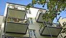 Wenn der Vermieter nachträglich Balkone am Haus anbringt, muss er dafür den Mietern keine detaillierte Bauplanung vorlegen. (Bild: Wentker/dpa/tmn) Foto: dpa