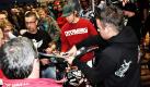 Die Fahrer sind extrem populär. Hier gibt Fabian Bauernsachs, immerhin Weltranglisten-Vierter 2009, seinen Fans bereitwillig Autogramme. Foto: news.de