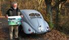 Autoliebhaber Otto Weymann posiert vor seinem VW Käfer und hält ein Magnetschild vom 1. Käfertreffen in den Händen. Weymann aus Simmershausen bei Kassel besitzt den ältesten noch angemeldeten VW Käfer. Das Fahrzeug wurde am 20. Mai 1942 erstmals zugelassen. Über die Wintermonate wird der Oldtimer im Technikmuseum Kassel ausgestellt. Foto: dapd