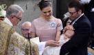 Nun ist das Familienglück perfekt: Knapp drei Monate nach ihrer Geburt ist Prinzessin Estelle, das erste Kind von Schwedens Kronprinzessin Victoria (34) und Prinz Daniel (38), bei strahlendem Sommerwetter in Stockholm getauft worden... Foto: dpa