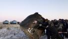 Die russische Sojus-Kapsel mit drei Astronauten an Bord nach der Landung in der kasachischen Steppe. Foto: Shamil Zhumatov Foto: dpa
