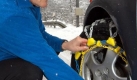 Starker Schneefall und steile Berge  ohne Schneeketten kommt man unter extremen Winterbedingungen nicht sehr weit. Wichtig ist vor allem eins: die richtige Form und Gre. Die Kette muss auf den Reifen passen und darf sich nicht an der Felge stren. Zu groe Ketten drfen nicht eingesetzt werden. Denn dann besteht die Gefahr, dass Autoteile beschdigt werden. Nach dem Einsatz gehren die Schneeketten mit warmen Wasser gereinigt und getrocknet, ansonsten bildet sich Rost. Foto: dpa