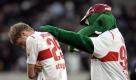 Da kann auch Fritzle keinen Trost spenden: Stuttgarts Stürmel Pavel Pogrebnyak wird vom VfB-Maskottchen getröstet. Nach einem lange Zeit offenen Spiel mit Vorteilen für die Schwaben gewannen am Ende die Hamburger. Den Unterschied machte...
 Foto: ddp
