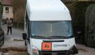Für einen Schulbus in Mellendorf bei Hannover war die Fahrt abrupt zu Ende. Der Transporter ist in das Loch einer von Wasser unterspülten Straße gerutscht. Der Fahrer kam nach Polizeiangaben mit dem Schrecken davon. Schüler saßen nicht in dem Kleinbus.  Foto: Tim Schaarschmidt Foto: dpa
