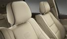 Schickes Leder,  Aluminium-Look und Echtholz sollen den Grand Cherokee in die Luxusklasse heben. Foto: pi