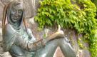 In der Eulenspiegelstadt Mölln in Schleswig-Holstein sitzt der Gaukler Till Eulenspiegel und wartet darauf, an Daumen oder Fuß berührt zu werden. Den Schelm anzufassen, soll Glück bringen. Foto: Wikipedia/Creative Commons License/Hans Weingartz