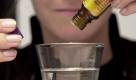 Eine junge Frau traeufelt am Donnerstag (30.08.01) Orangenoel in einen Wasserbehaelter, der durch Kerzen erhitzt wird und damit fuer das Verdunsten des Oeles sorgt. Duftoele fuer Lampen und Zerstaeuber liegen im Trend. Doch warnen Experten vor Allergien durch die betoerenden Aromen. Foto: Iris Maurer/ ddp *** Local Caption *** 00089550 Foto: ddp
