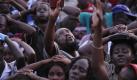 Glaube in der Verzweiflung - Während eines Massengottesdienstes bei Port-au-Prince hält ein Mann eine Bibel Richtung Himmel. Foto: dpa