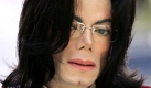 ARCHIV - Michael Jackson (Archivfoto vom 27.04.2005) ist nach Angaben der «Los Angeles Times» an einer Überdosis des starken Narkosemittels Propofol gestorben. Die Zeitung berief sich am Montagmittag (24.08.2009) auf Angaben der Gerichtsmediziner in Gerichtsdokumenten, die im Zusammenhang mit Ermittlungen gegen Jacksons Privatarzt Conrad Murray stehen. Danach hatte der Kardiologe dem unter Schlaflosigkeit leidenden Pop-Star über viele Wochen hinweg täglich Propofol gegeben. Aus Angst vor einer wachsenden Abhängigkeit habe er die Dosis des Narkosemittels kurz vor Jacksons Tod reduziert und ihm zusätzlich weniger starke Schlafmittel verabreicht, sagte Murray aus. Gegen den Mediziner wird wegen eines Tötungsdeliktes ermittelt. Es wurde aber noch keine Anklage erhoben. Foto: Justin Sulliva +++(c) dpa - Bildfunk+++ Foto: dpa
