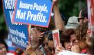 Protesters for the health care refom preposed by United States President Barack Obama hold signs reading 'Reforms Now, Insure People Not Profits' outside the Portsmouth High School in Portsmouth, New Hampshire USA 11 August 2009. EPA


 Foto: dpa