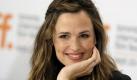Jennifer Garner in «Arthur» als reiche Braut
Vorspann: 	
Text: 	

Los Angeles (dpa) - Jennifer Garner, die zuletzt in der Liebeskomödie «Valentinstag» mitspielte, bleibt dem romantischen Genre treu. Wie das US-Branchenblatt «Hollywood Reporter» berichtet, verhandelt sie gemeinsam mit Nick Nolte um einen Auftritt in dem geplanten Remake der 80er-Jahre-Komödie «Arthur». Russell Brand steht bereits für die einst von Dudley Moore gespielte Hauptrolle eines verwöhnten und trinkfreudigen Millionärssohnes fest. Seine Mutter (Helen Mirren) droht mit der Enterbung, falls er nicht schnell eine standesgemäße Frau ihrer Wahl (Garner) heiratet. Pech für Arthur, der sich gerade in ein mittelloses Mädchen (Greta Gerwig) verliebt hat. Nick Nolte soll den Vater der reichen Braut spielen, der seinen zukünftigen Schwiegersohn kräftig unter Druck setzt. Die Regie übernimmt Jason Winer. Über den Drehstart wurde noch nichts bekannt. Foto: dpa
