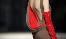Ein Model trägt bei der Haute Couture-Schau für die Saison Frühjahr-Sommer 2010 einen Entwurf des niederländischen Designers Josephus Thimister. Foto: ap