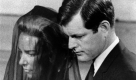 Tragik als fester Bestandteil der Familiengeschichte: 1968 stützt Edward Kennedy seine Schwägerin Ethel Kennedy auf dem Weg zur Beerdigung ihres Mannes Robert F. Kennedy, Ewards Bruder. Foto: ap