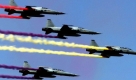 Während der Aerospace Defense Exhibition (ADEX) auf dem Militärflughafen in Seoul führen F-5E-Flugzeuge einige Übungen durch. Die Messe ist noch bis zum 25. Oktober. Foto: dpa
