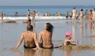 Nicht nur Deutschland freut sich derzeit über strahlenden Sonnenschein. Auch der Südwesten Frankreichs, hier am Biarritz Beach, genießt bis zu 28 Grad und so viel Sonne, dass es viele Menschen ans Meer zieht. Foto: dapd