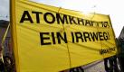 Greenpeaceaktivisten halten in Karlsruhe ein Banner mit der Aufschrift Atomkraft ist ein  Irrweg. Sie protestieren in Karlsruhe gegen den bevorstehenden Castor-Transport vom ehemaligen Kernforschungszentrum Karlsruhe ins atomare Zwischenlager Nord bei Lubmin. Der nächste Zug mit fünf Castor-Behältern wird voraussichtlich am Dienstagabend in Karlsruhe starten und soll am Donnerstag im Zwischenlager Nord bei Lubmin eintreffen. Foto: ddp