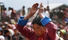 Eine Teilnehmerin eines öffentlichen Gebets in Tawang, Indien. Der geistliche Führer Dalai Lama betet für einen friedlichen Umgang aller Völker miteinander. Foto: dpa