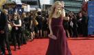 Wie eine Fee erschien Kyra Sedgwick bei den Emmys. Das burgunderrote Chiffon-Kleid passt perfekt zu der Ehefrau von Kevin Bacon. Foto: ap