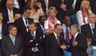 Auch DOSB-Präsident Thomas Bach (l) erlebte die Niederlage der Bayern im Stadion mit. Foto: Marcus Brandt Foto: dpa
