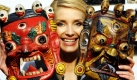 Das Fotomodel Sophye Gassmann präsentiert Masken aus Nepal, die auf der Verbrauchermesse infa in Hannover zu sehen sind. Die Messe ist von 17. bis zum 25. Oktober geöffnet. Foto: dpa