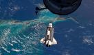 Dieses Foto, welches die NASA erst heute veröffentlichte, zeigt das Space Shuttle Atlantis über den Bahamas. Es versucht gerade an die internationale Raumstation ISS anzudocken. Die Raumfähre befindet sich auf ihrer letzten Mission, dem Transport von Proviant, Material und Technik zur ISS. Foto: dapd