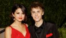 Selena Gomez und Justin Bieber zeigen sich auf dem roten Teppich der Vanity Fair Oscar Party am Sunset Tower in Los Angeles, Kalifornien. Das knallrote Kleid, das die 18-Jährige Gomez trägt, stammt von Dolce  Gabbana. Foto: dapd