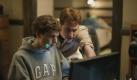 Mark sinnt auf Rache. Hier hacken sich die beiden Computer-Freaks Mark und Dustin (Joseph Mazzello, rechts) in das Uni-Netzwerk vonHarvard ein. Dieses wird dem folgenden Ansturm nicht standhalten können und in der Nacht zusammenbrechen. Foto: Sony Pictures Releasing GmbH 