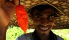 Der indische Bauer Digonta Saikia zeigt die Chillischote Bhut Jolokia. Das indische Militär prüft derzeit, ob Reizgas aus den schärfsten Chillis produziert werden soll. Foto: ap