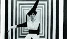 Starfotograf und Kostümdesigner Cecil Beaton inszenierte Audrey Hepburn als Eliza in der Verfilmung des Musicals My Fair Lady (1965). Er war für die Kostüme zuständig und wurde zurecht mit dem Oscar belohnt. Foto: knesebeck-verlag