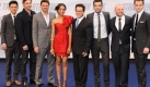 Die Star Trek-Crew prsentiert sich auf dem roten Teppich in Berlin (von links): John Cho (Sulu), Eric Bana (Nemo), Karl Urban (Pille), Zoe Saldana (Uhura), Regisseur J.J. Abrams, Zachary Quinto (Spock), Simon Pegg (Scotty) und Chris Pine (Kirk). Foto: dpa