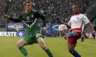 Fussball, 1. Bundesliga, Saison 2010/2011, 23. Spieltag, Hamburger SV - Werder Bremen, Samstag (19.02.11), Imtech-Arena, Hamburg: Hamburgs Dennis Aogo (r.) im Zweikampf mit Bremens Per Mertesacker. +++Achtung Bildredaktionen: Die Verwendung der Bilder fuer die gedruckten Ausgaben der Zeitungen und andere Print-Medien ist ohne Einschraenkungen moeglich. Die DFL erlaubt ausserdem die Publikation und Weiterverwertung von maximal sechs Bildern pro Spiel im Internet. Eine Weiterverwertung im IPTV, Mobilfunk und durch sonstige neue Technologien ist erst 2 Stunden nach Spielende der jeweiligen Wettbewerbsspiele der Bundesliga und 2. Bundesliga erlaubt! Foto: Philipp Guelland/dapd Foto: ddp