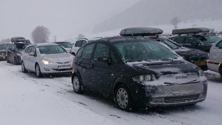 Winterwetter und der Ansturm auf die Skigebiete dürften in einigen Landesteilen für volle Autobahnen sorgen.