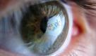 Das Logo des E-Mail-Service Gmail spiegelt sich in einem menschlichen Auge. Nicht nur Hotmail ist von Phishing-Angriffen auf Email-Konten betroffen. (Symbolbild) Foto: dpa