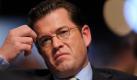 Es wird eng: Karl-Thedor zu Guttenberg droht juristischer Ärger von einem Plagiatsopfer. Foto: dpa