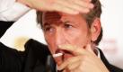 US-Schauspieler Sean Penn hat sich auf einer Pressekonferenz zu Cinema for Peace in Berlin einen Glimmstengel angezündet. Die Gala, auf der Penn einen Preis für sein Engagement in Haiti überreicht bekommt, findet am Abend im Konzerthaus am Gendarmenmarkt statt. Foto: dapd