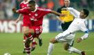 2. April 2002, Viertelfinal-Hinspiel Champions League: Im Hinspiel in München verschaffen sich Giovane Elber  Co. (links gegen Real-Kapitän Fernando Hierro) mit einem 2:1 eine gute Ausgangsposition für die Partie in Madrid - genau wie aktuell. Foto: dapd
