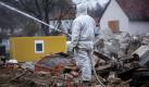 Auf dem ehemaligen Gelände der Reinigungsfirma Richter sprüht ein Arbeiter im Ort Schonungen beim Abbruch eines Gebäudes  Wasser auf den Schutt. Der Abbruch ist Teil des ersten Abschnitts zur Sanierung der so genannten Sattler-Altlast. Die Farbenproduktion der Firma Sattler hatte Anfang des 20. Jahrhunderts das Erdreich mit Schwermetallen kontaminiert. Foto: dapd