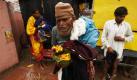 Ein hinduistischer Pilger wartet mit Blumen darauf, dass er das zeremonielle Bad im Ganges nehmen darf. Tausende hinduistische Pilger sind im indischen Haridwar zum Pilgerfest Kumbh Mela gekommen.   Foto: ap
