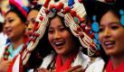 Tibetische Künstler feiern in traditionellen Kostümen den 75. Geburtstag des Dalai Lama in Dharmsala, Indien. Foto: ap