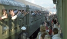 Knapp 800 der DDR-Flüchtlinge aus der Prager Botschaft werden am 5. Oktober 1989 auf dem Bahnhof im fränkischen Hof begeistert empfangen. 20 Jahre später geht der Zug der Freiheit wieder auf die Reise von Prag nach Hof. Foto: dpa