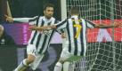 Juves Mirko Vucinic (l) feiert sein Tor gegen Inter Mailand. Foto: Daniel dal Zennaro Foto: dpa