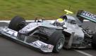 Nach 55 Jahren ist es wieder soweit: Mit Mercedes Grand Prix geht ein rein deutsches Team an den Start. Seit der Verpflichtung von Formel-1-Legende Michael Schumacher hat der Rennstall nahezu die ungeteilte Aufmerksamkeit für sich. Der zweite Pilot Nico Rosberg steht etwas abseits des Trubels, rechnet sich aber teamintern durchaus Chancen aus. Denker und Lenker im Hintergrund ist Mastermind Ross Brawn. Foto: dpa