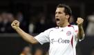 ARCHIV: Bayern Munich midfielder Hasan Salihamidzic of Bosnia celebrates after his teammate Daniel Van Buyten scored during the Champions League quarter-final first leg soccer match between AC Milan and Bayern Munich at the San Siro stadium in Milan (Foto vom 03.04.07). Der VfL Wolfsburg hat sich fuer die kommende Bundesligasaison weiter verstaerkt. Hasan Salihamidzic erhielt am Montag (04.07.11) einen einjaehrigen Vertrag beim Fussball-Erstligisten. Der 34-jaehrige Mittelfeldspieler kommt von Juventus Turin, wo er seit 2007 in 61 Spielen sieben Tore erzielte. (zu dapd-Text) +++ Der dapd Sportdienst ist ueber den dapd newsplaner nutzbar. Die kostenlose Freischaltung kann unter newsplaner.de beantragt werden +++ Foto: Antonio Calanni/AP/dapd Foto: dapd