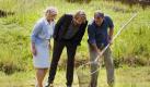 ARD DER SCHWARZWALDHOF - ALTE WUNDEN, Deutschland 2010, Regie Bettina Woernle, am Freitag (15.10.10) um 20:15 Uhr und am Dienstag (19.10.10) um 10:30 Uhr im Ersten. Forellenzüchter Max (Michael Fitz, re.) zeigt Veronika (Saskia Vester) und Stefan (Tim Morten Uhlenbrock) eines seiner Prachtexemplare.
 Foto: ARD Degeto/Thomas Kost
