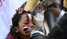 An Egyptian man applies golden sprinkles to paint in the colors of the Egyptian flag on a girls face at Tahrir Square in Cairo, Egypt, Saturday, Feb. 12, 2011. Egyptian protesters were jubilant Saturday over their success in ousting former President Hosni Mubarak, but many vowed to stay camped in Tahrir Square until they hear 'clear assurances' that the military will meet their demands for democracy. (AP Photo/Khalil Hamra) Foto: dapd
