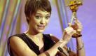 Da hatte sie gerade Late Night Shopping abgedreht: Heike Makatsch mit der Goldenen Kamera 2002. Foto: dpa