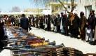 Afghanische Kämpfer geben der Polizei in Nordafghanistan ihre Waffen ab. In den vergangenen Tagen sind bei Kämpfen in der Region mindestens 50 Menschen zu Tode gekommen. Foto: dpa